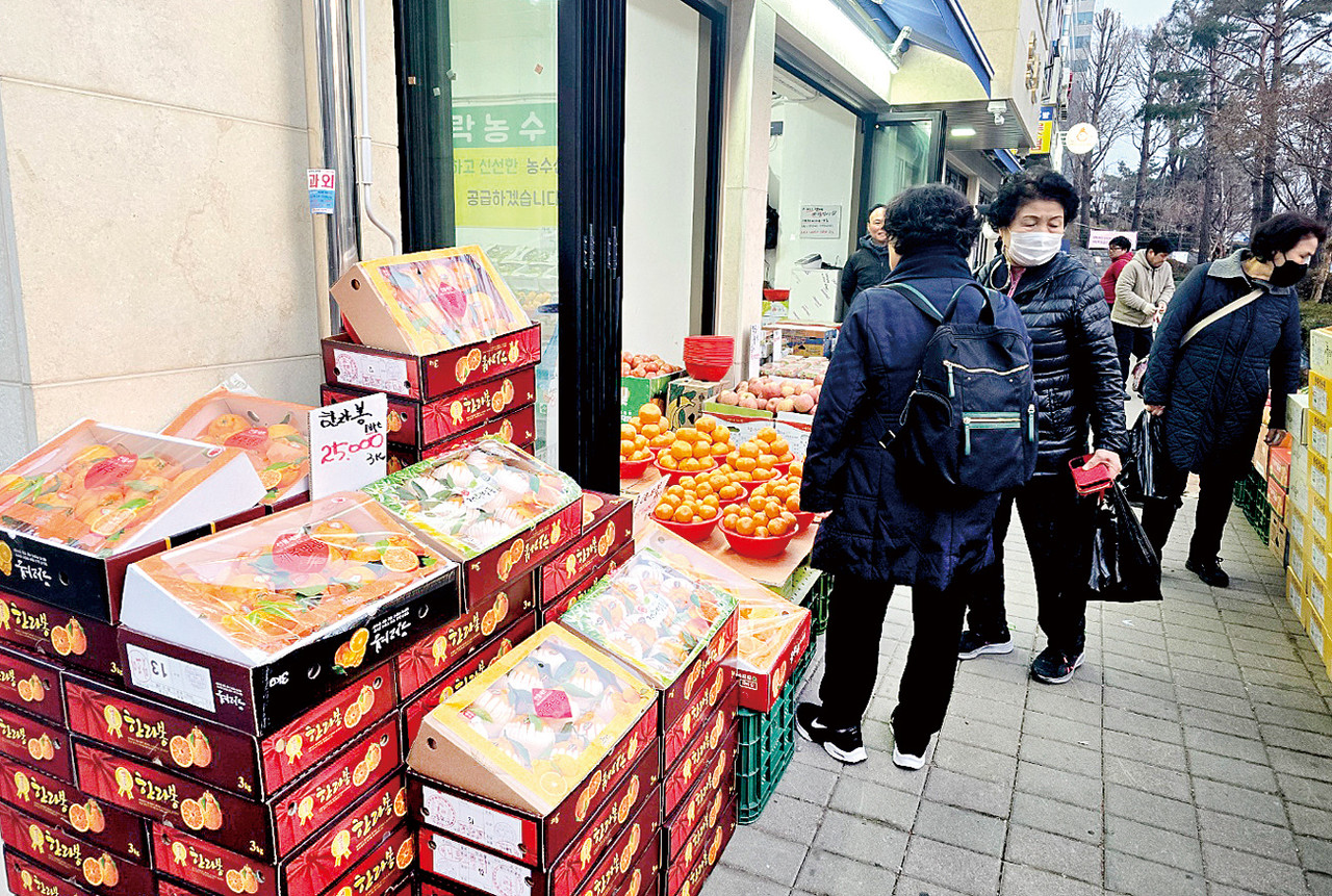 1일 서울 송파구의 한 과일 가게(소매점) 앞에 한라봉 선물세트들이 맨앞에 진열돼 있는 모습.   