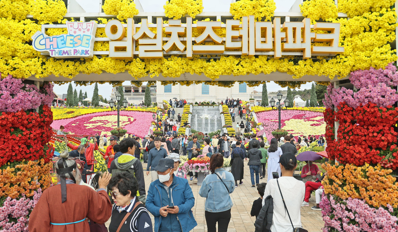 제10회 임실N치즈축제는 천만송이 국화꽃과 함께 10월 3일부터 4일간 개최된다. 사진은 제9회 임실N치즈축제 행사장 전경.