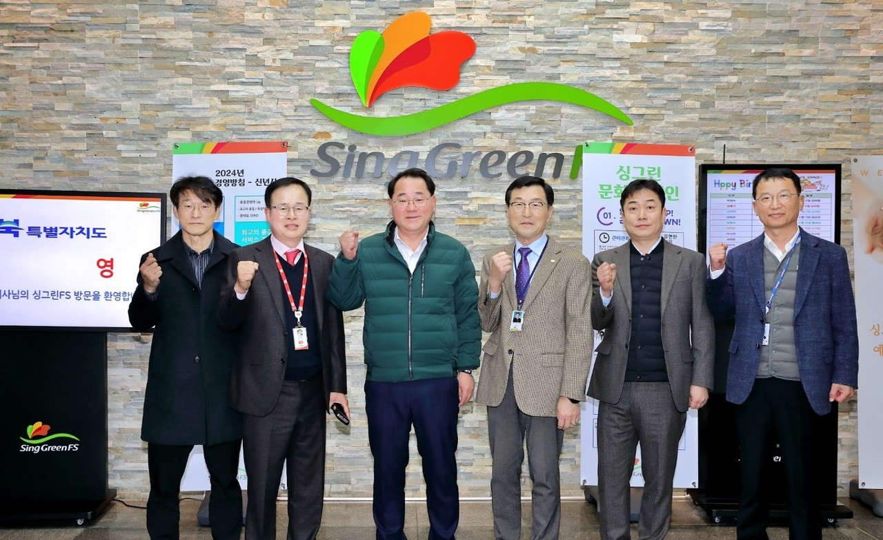 김종훈 전북특별자치도 경제부지사(왼쪽 세번째)가 도내 닭고기 수출기업 ㈜싱그린FS(대표 정호석, 왼쪽 두번째)를 방문해 현장 목소리를 청취했다.