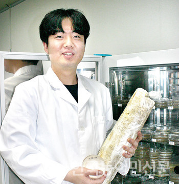 헤리팜스 연구원이 비건 레더 소재인 버섯 균사체 배양 상태를 살펴보고 있다.