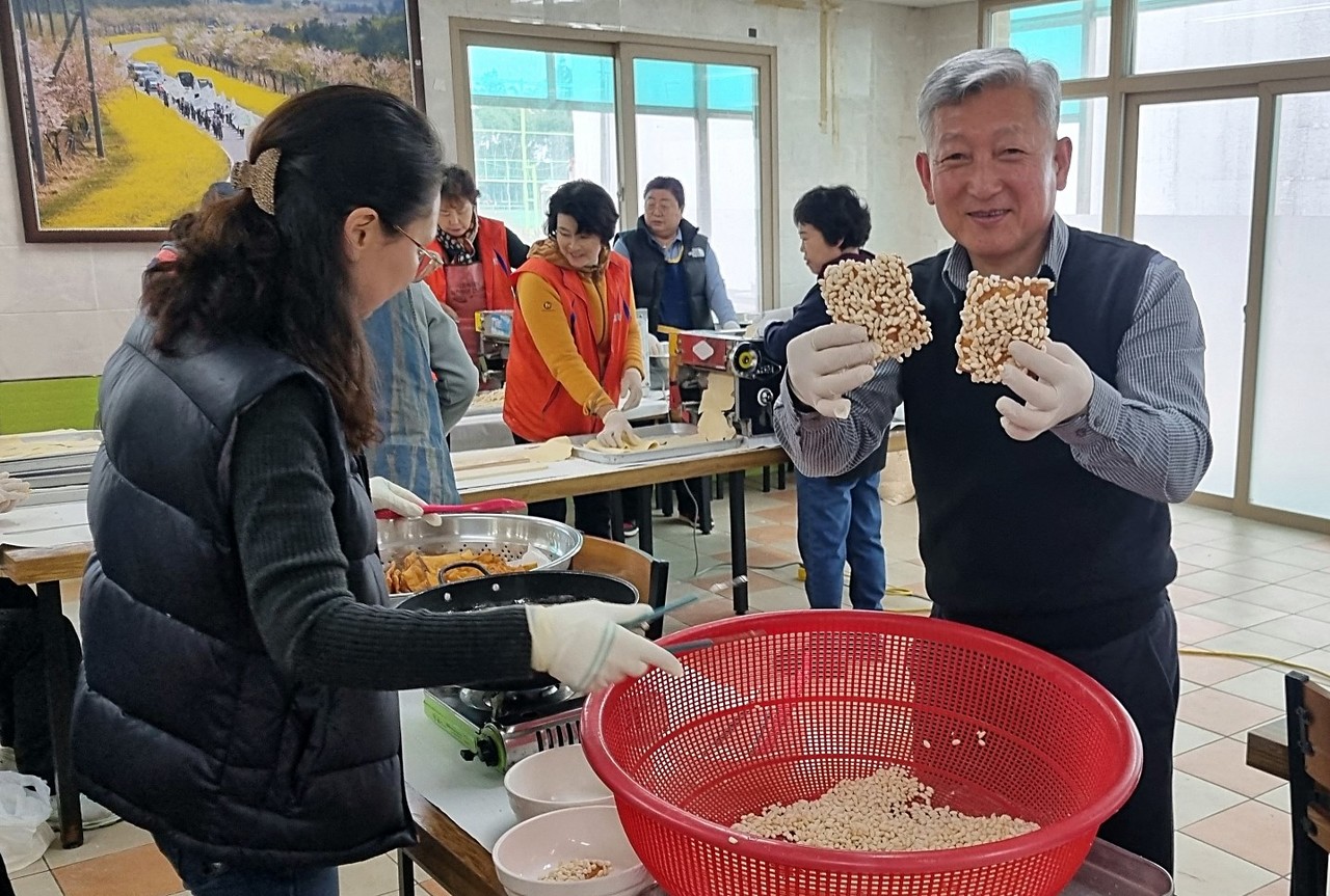 김용우 표선농협 조합장이 조합원들과 함께 과즐을 만들고 있다.
