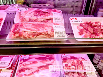 캐나다산 국기와 함께 진열돼 있는 캐나다산 돼지고기.