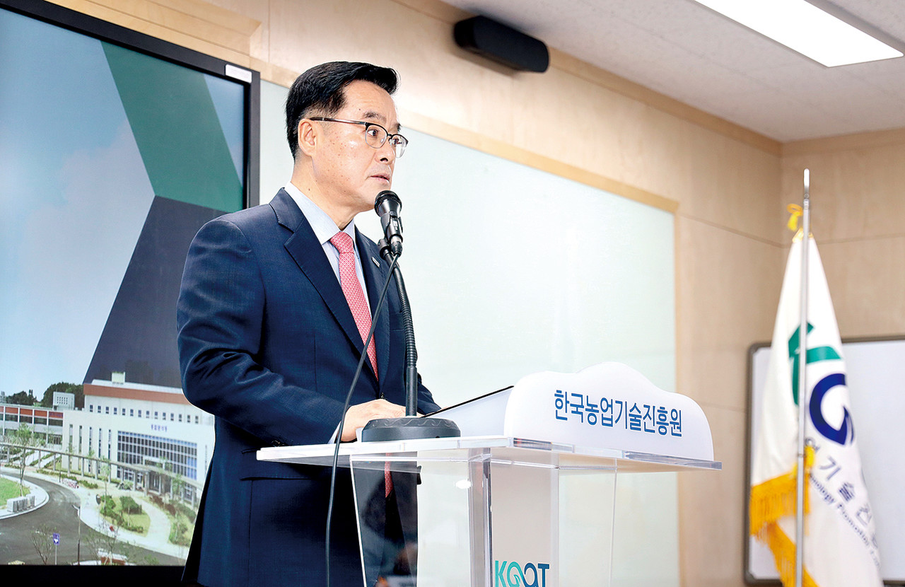 안호근 한국농업기술진흥원장이 농생명 기술 실용화 확대, 스마트농업 육성 등 올해 주요 사업계획을 설명하고 있다. 