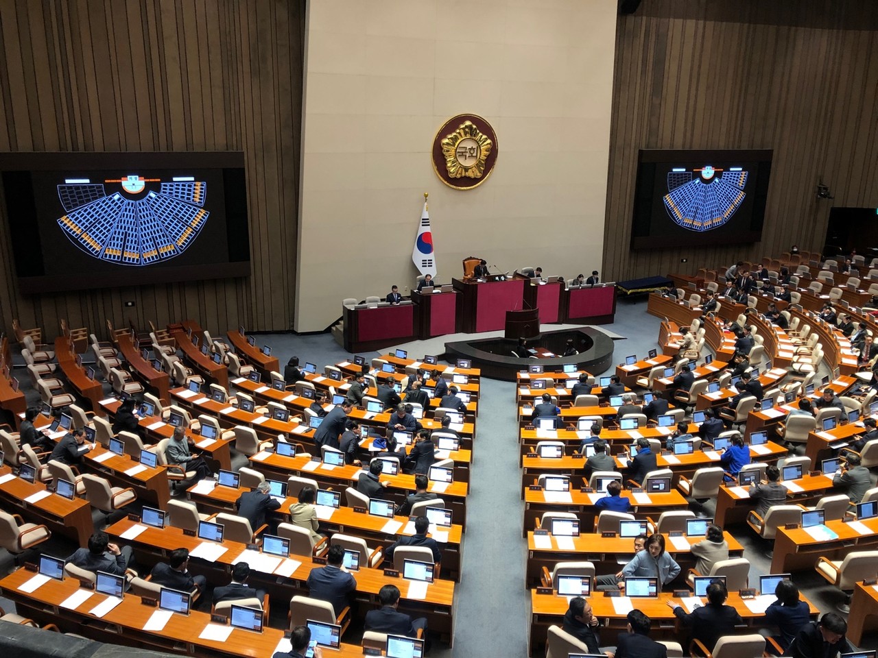지난 2월 29일 여야가 비례대표 1석을 줄이는 대신, 전북 의석수를 10석으로 유지하는 선거구획정안에 합의했다. 사진은 이날 열린 국회 본회의 모습. 