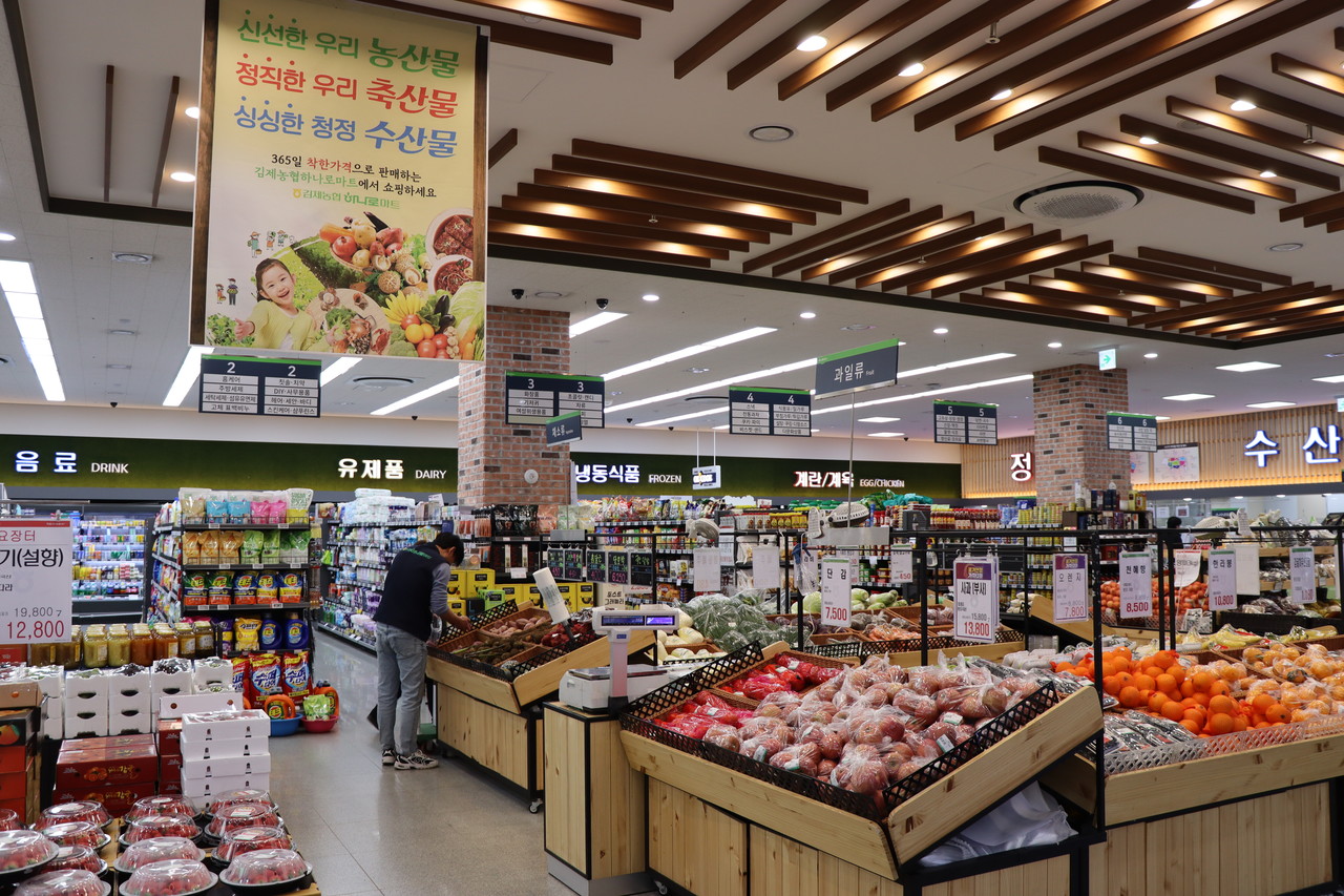 신선한 제철 농산물과 다양한 품목을 구비된 하나로마트에는 김제 전지역에서 고객들이 몰리고 있다.