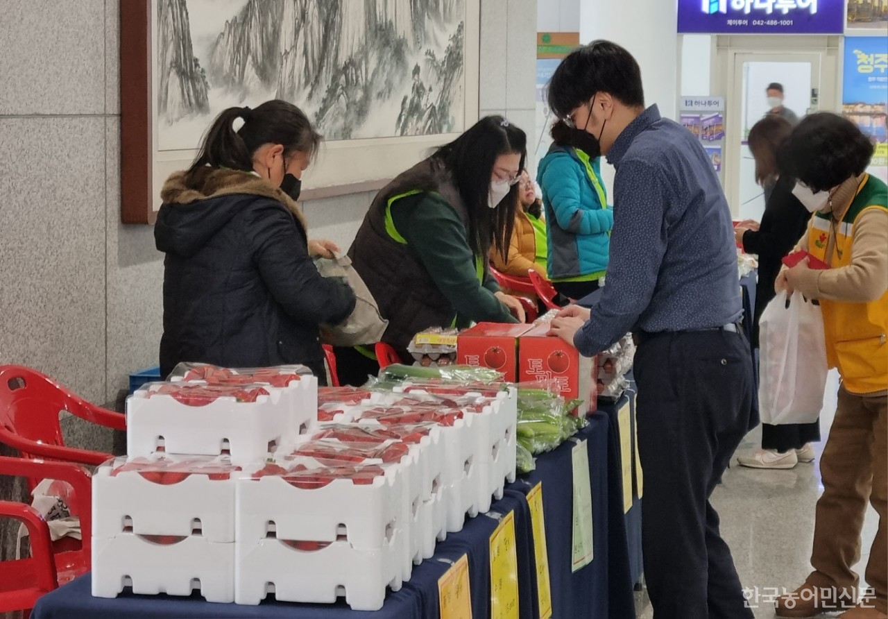 한국후계농업경영인대전시연합회는 3월 8일 대전시청에서 1층 로비에서 ‘2024년 가족사랑 금요장터’를 운영했다.