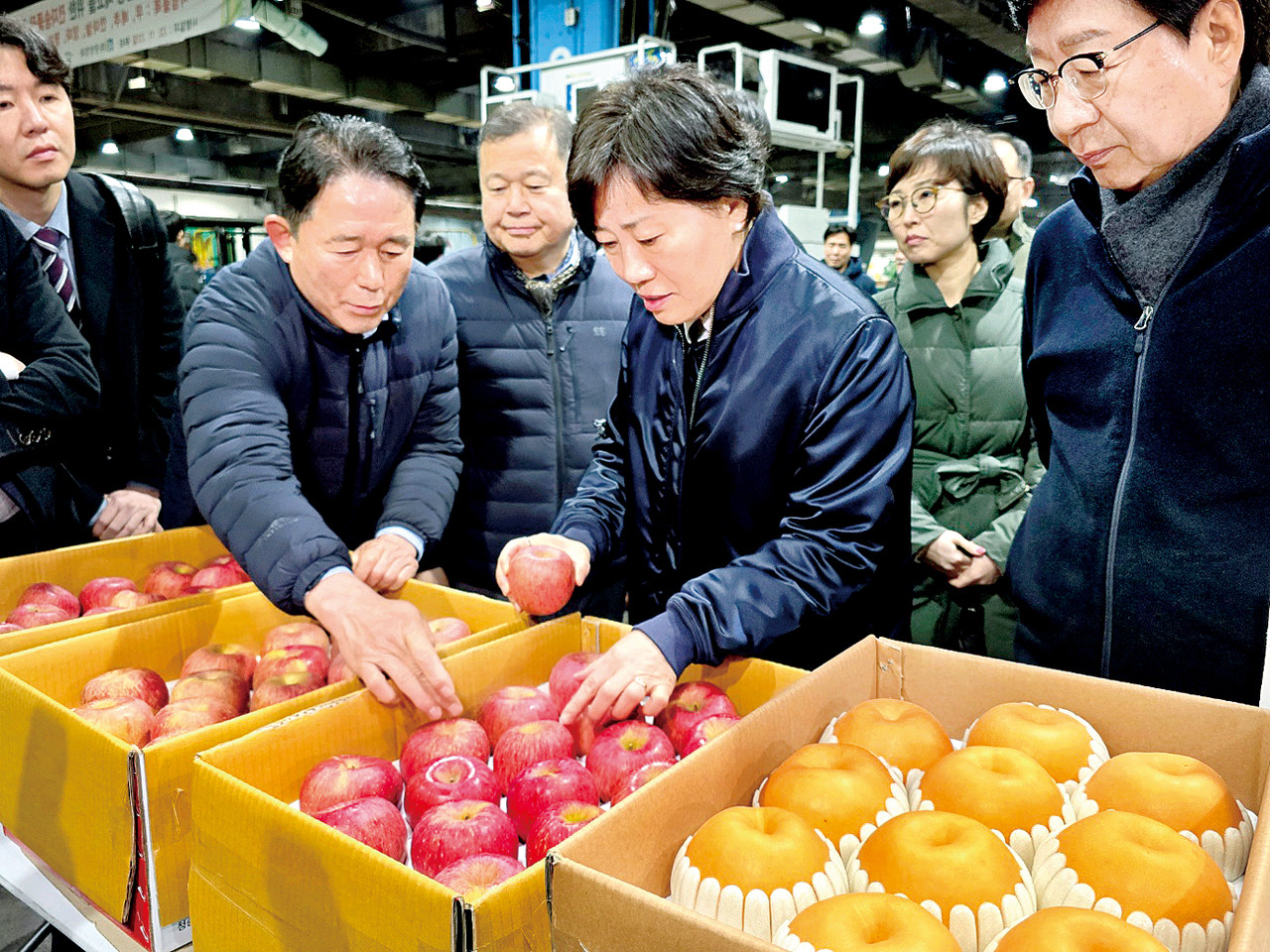 송미령 농림축산식품부 장관이 12일 아침 서울 가락동 농산물도매시장을 찾아 과일 및 채소 수급 상황을 점검했다.  