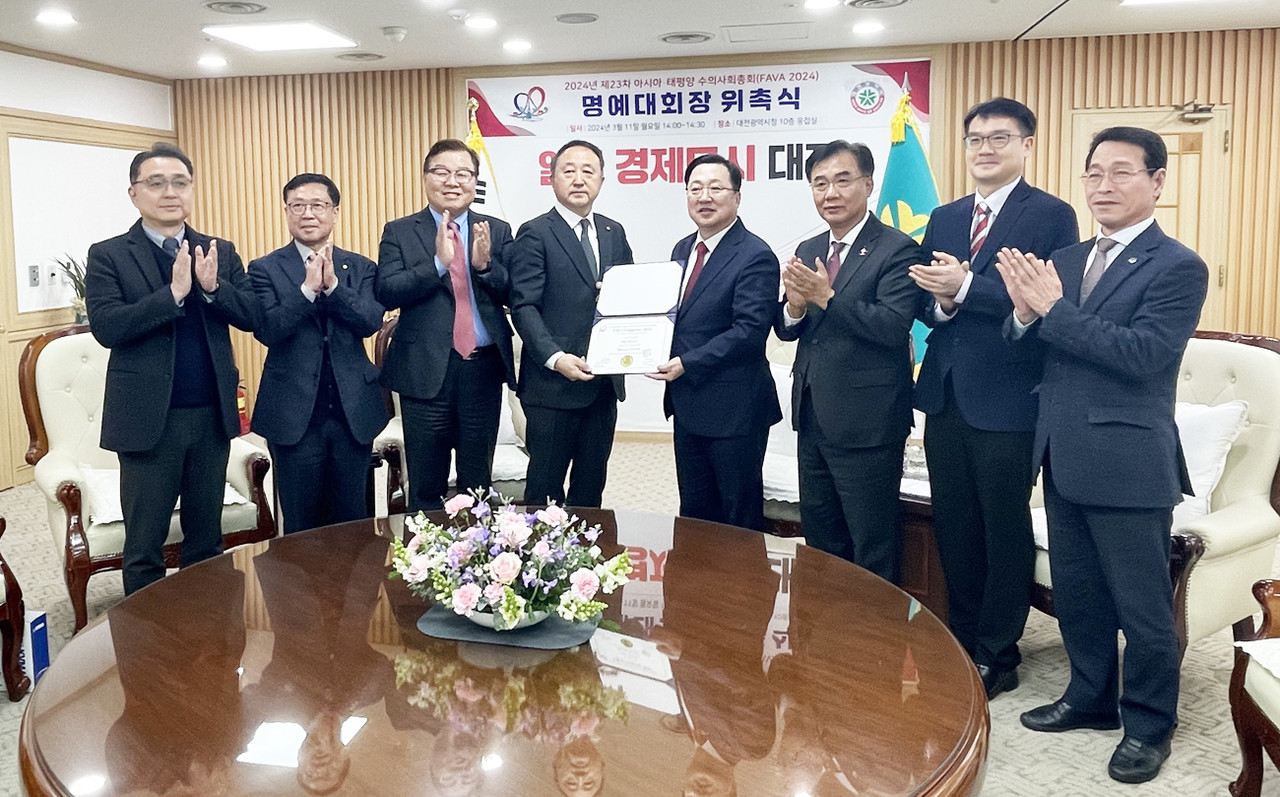 이장우 대전광역시장(사진 오른쪽에서 네 번째)이 11일 ‘FAVA 2024 명예대회장’으로 위촉됐다.