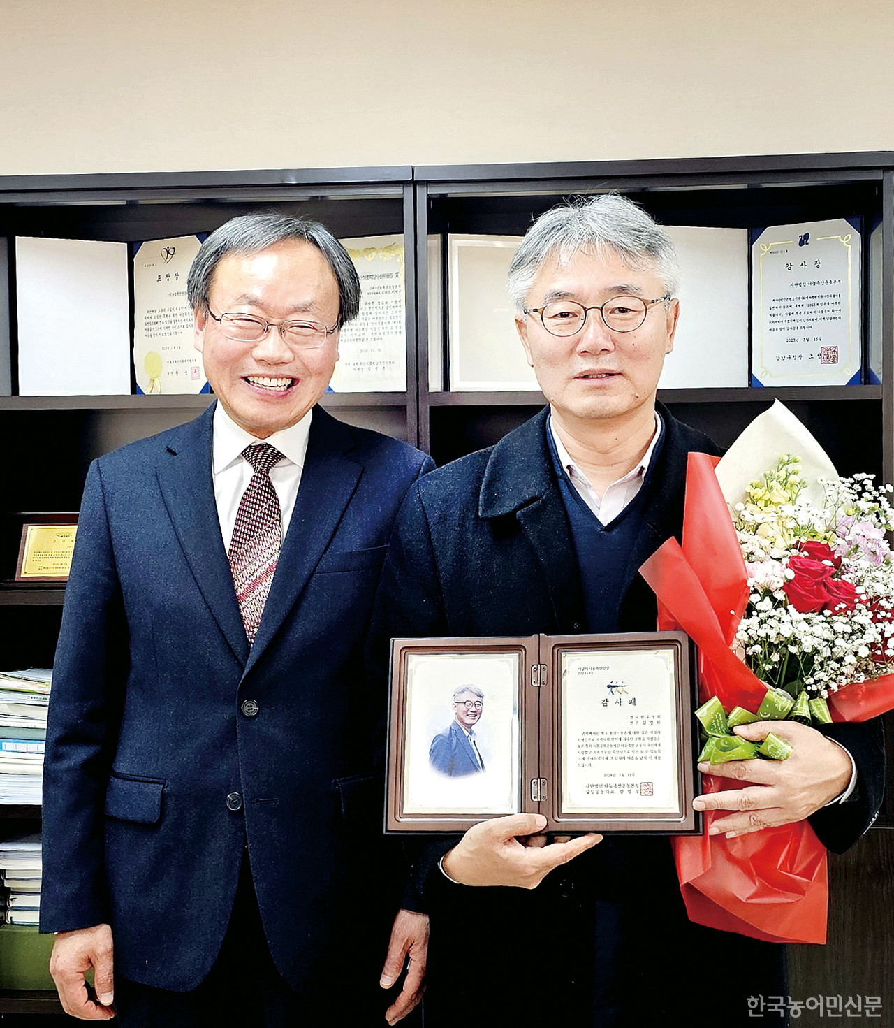 지난 12일 나눔축산운동본부 '이달의 나눔축산인상' 수상자로 선정된 김영원 전국한우협회 전무(오른쪽)가  안승일 사무총장으로부터 감사패를 전달받았다.  