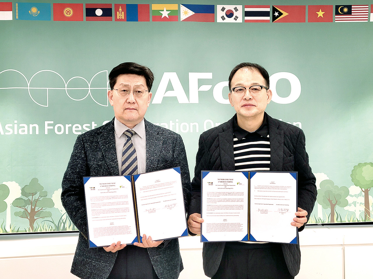 ㈜생태서비스 컨설팅의 이종학 대표이사(사진 왼쪽)과 박종호 AFoCo 사무총장은 인도네시아 아체주 맹그로브 숲 훼손 방지 및 숲 복원 프로젝트를 위해 지난 3월 12일 서울 AFoCo 회의실에서 업무협약식을 진행했다.   
