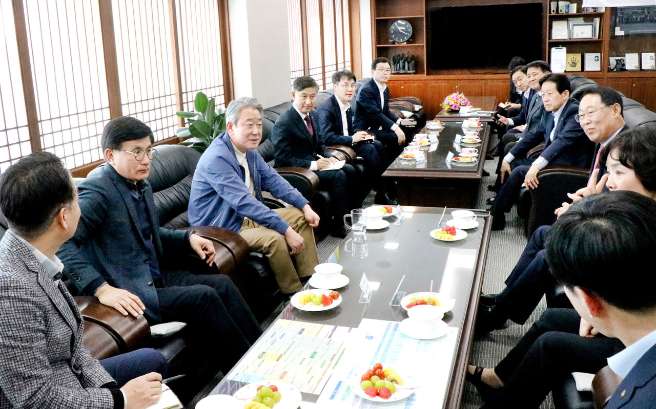 강호동 농협중앙회장(사진 왼쪽에서 세 번째)이 12일 김포 관내 농협 조합장들과 차담회를 열고 조합장들의 건의사항을 듣고 있다.