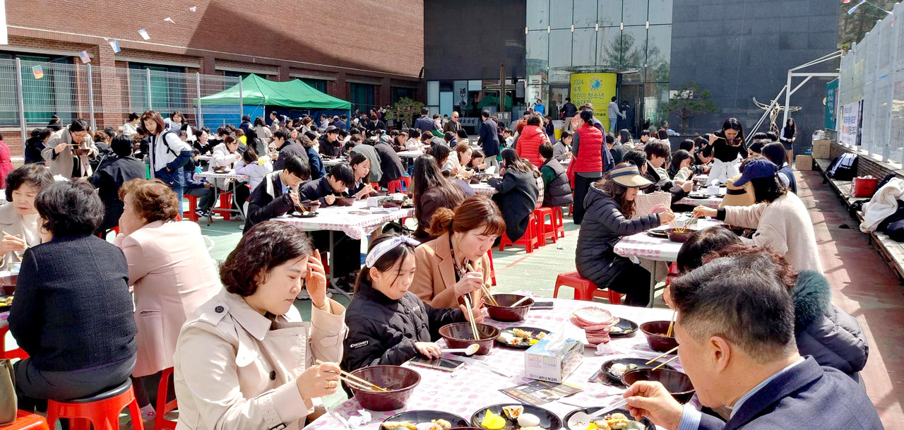 한국중식요리협회와 과천 로고스센터가 지난 3월 17일 국산밀로 만든 짜장면과 짬뽕을 2000명에게 무료로 나누는 행사를 진행했다.  