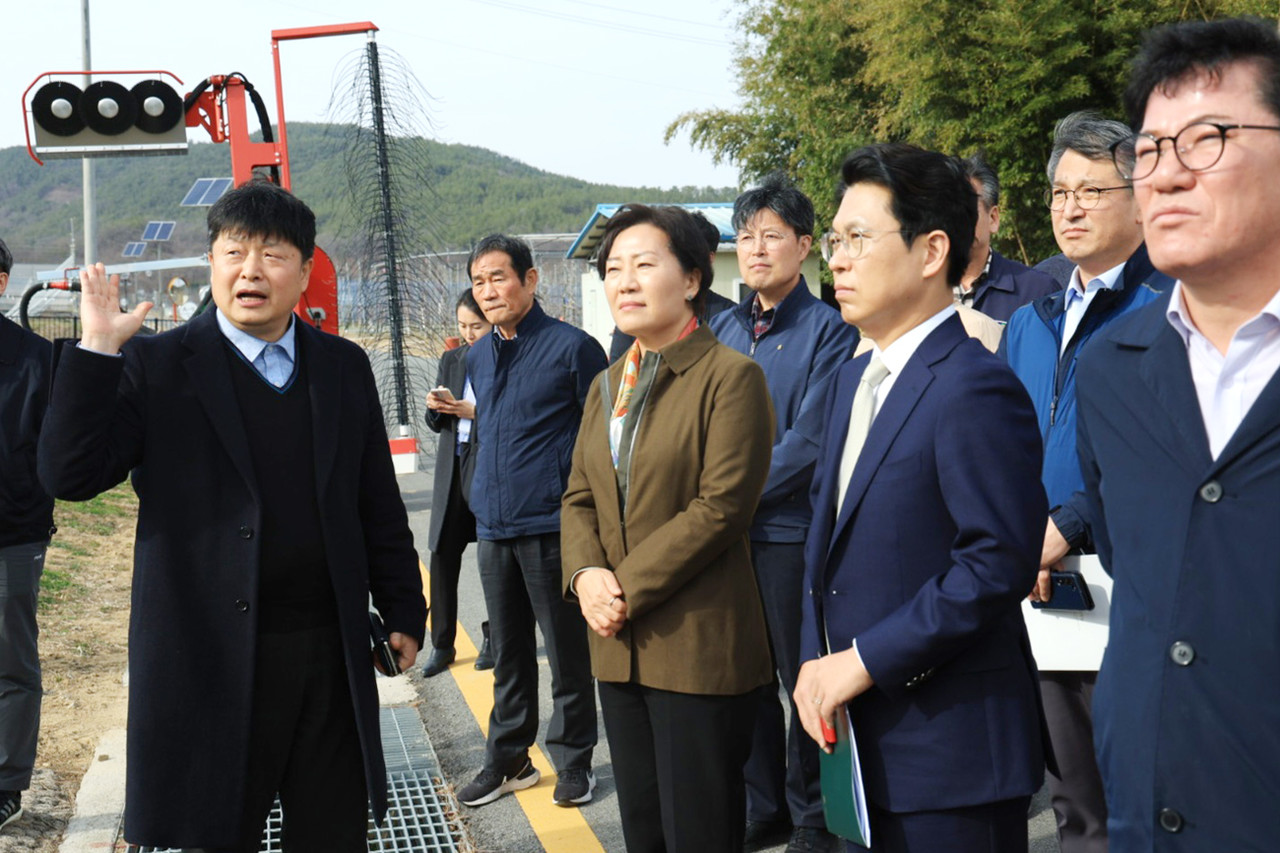 송미령 장관이 지난 14일 대구광역시 군위군의 배 과수원 등을 방문해 냉해피해 예방상황을 점검했다.