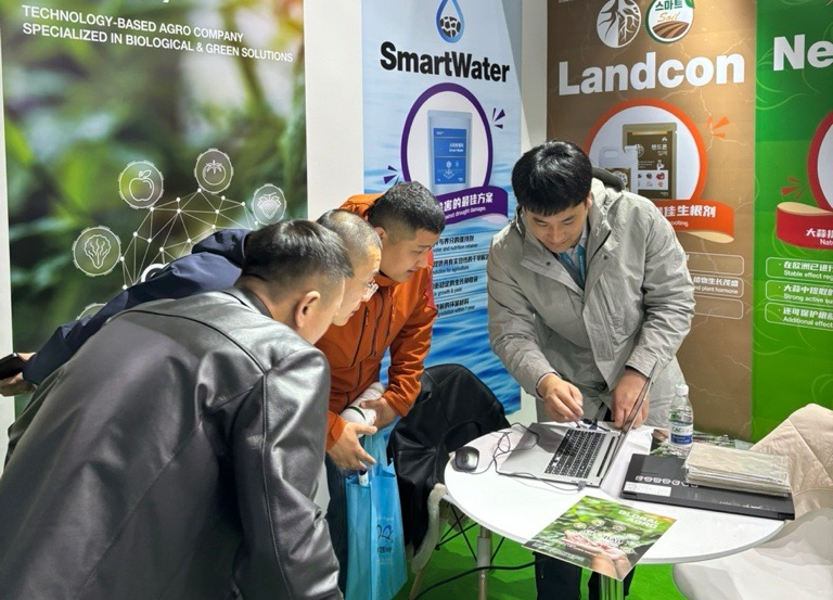 동오그룹의 친환경농자재 기업 글로벌아그로가 중국 CAC 박람회에 참가해 랜드콘 제이에스 등 주력 친환경농자재 제품을 선보였다. 
