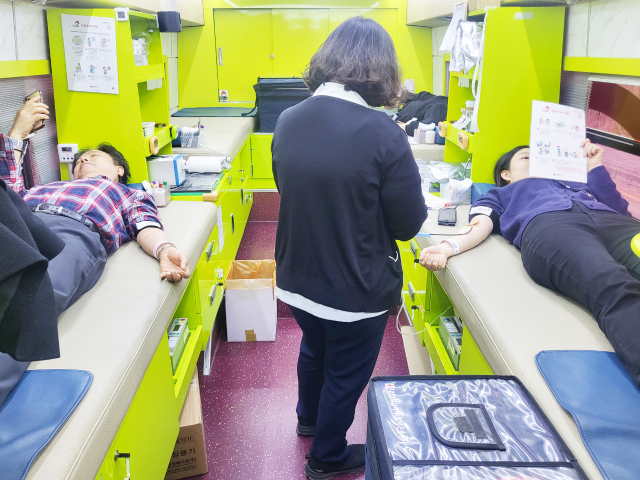한국식품안전관리인증원 임직원들이 25일 본원에서 생명나눔 단체헌혈에 동참하고 있다.