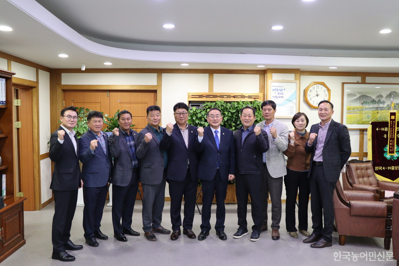 25일 한농연전남도연합회(회장 홍영신)와 박홍재 전남농업기술원장이 간담회를 개최하고 협력 강화를 약속했다
