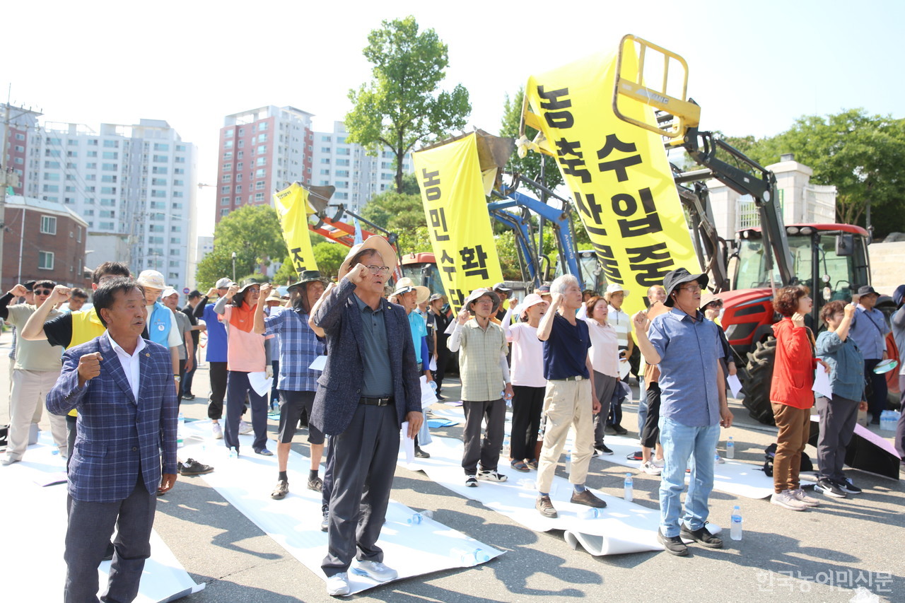 강원 농민대회에 참석한 농업인들이 농축산물 수입 중단, 농민수당 확대로 식량주권 실현, 반값 농자재 지원조례 제정, 밭 직불금 추가 지급 등을 촉구하며 투쟁을 외치고 있다.