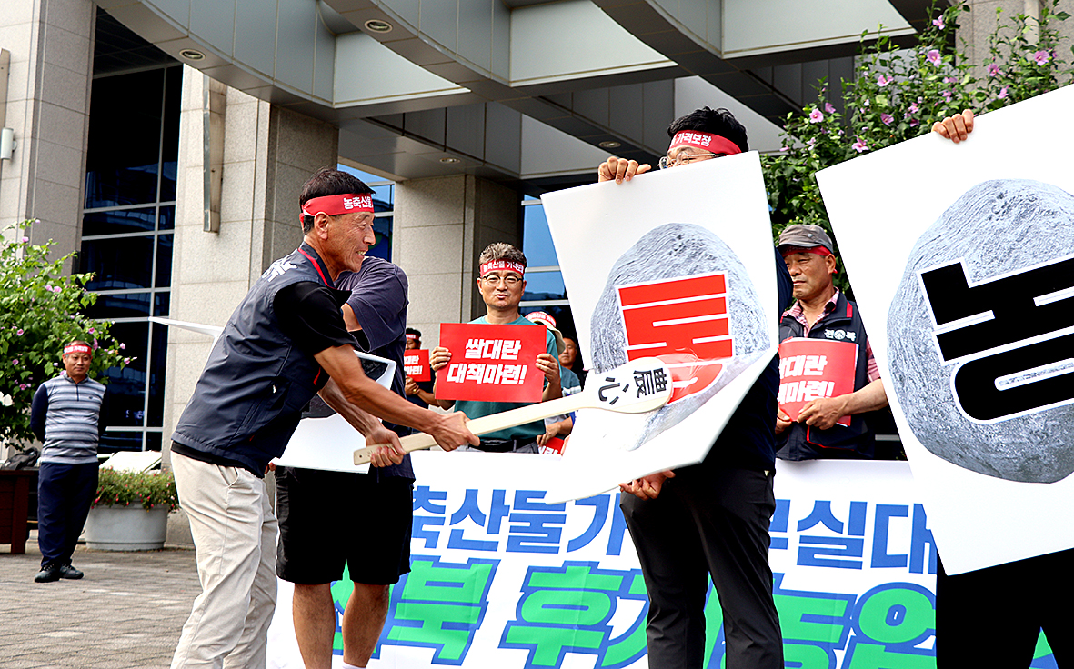 이훈구 회장이  ‘불통농정 농민무시 박살’이라고 적힌 팻말을 깨부수는 모습.