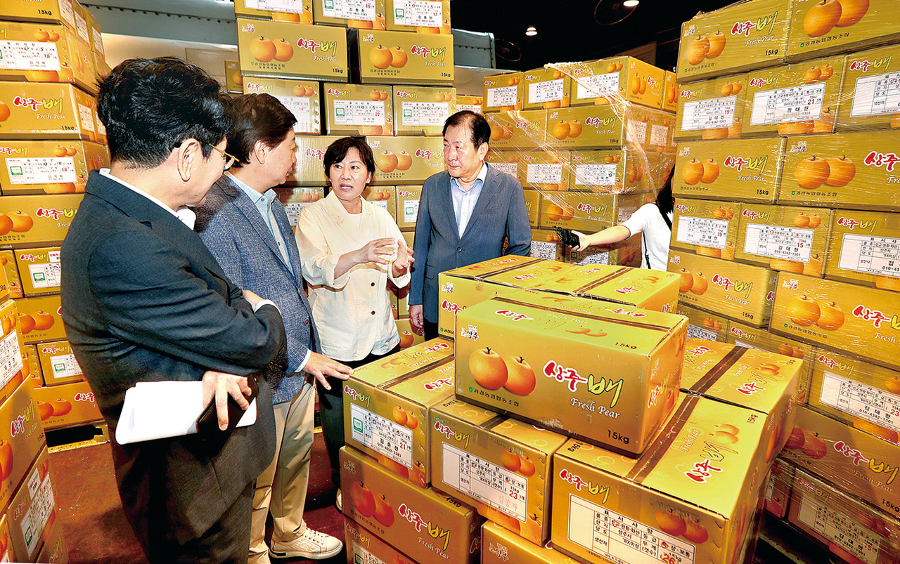 송미령 농림축산식품부 장관(오른쪽 두번째)이 9월 2일 아침 서울 가락시장을 찾아 사과, 배, 배추 등 추석 성수품 수급 및 가격 상황을 점검했다. 사진=김흥진 기자