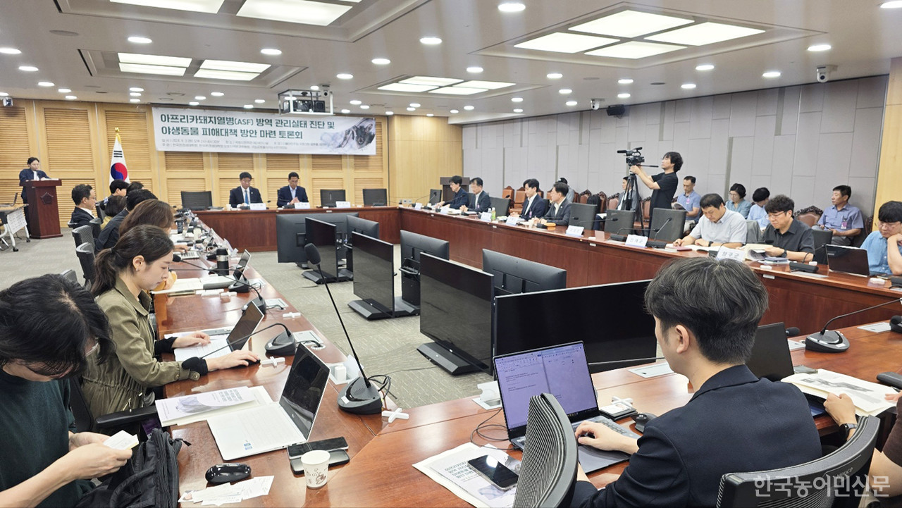 3일 국회에서 열린 ‘아프리카돼지열병 방역 관리실태 진단 및 야생동물 피해대책 방안 마련 토론회’에선 그동안의 ASF 대응에 대한 업계 간 입장차가 뚜렷했다. 