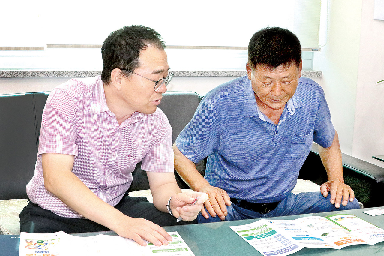 김정민 한국농어촌공사 정읍지사 농지은행관리부장(사진 왼쪽)과 김재현 씨가 정읍지사에서 농지이양 은퇴직불사업의 장점을 비롯해 향후 개선사항 등을 이야기하고 있다.  