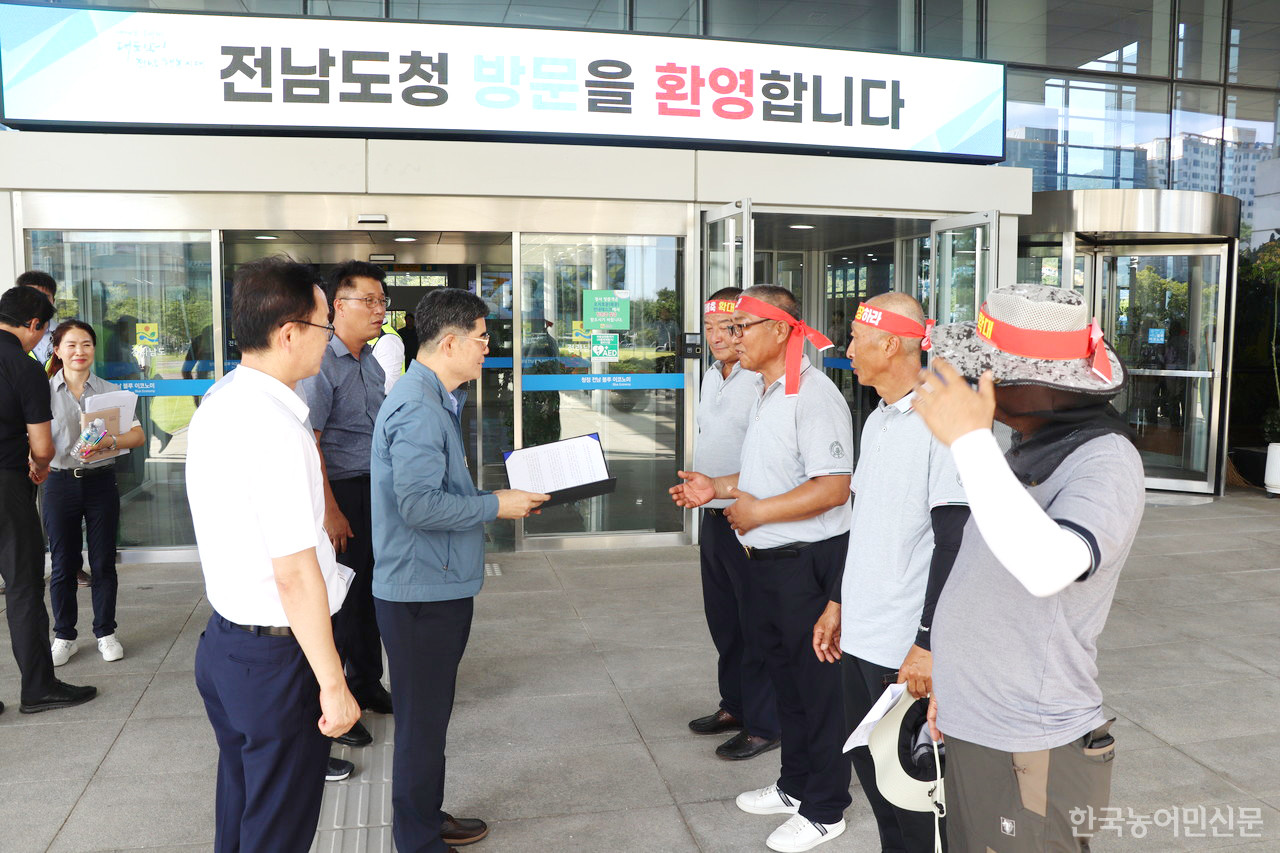 전남 한농연은 집회 이후 도청을 방문해 정광현 전남농축산식품국장에게 정책 요구사항을 전달했다.