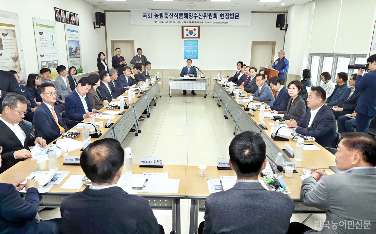 국회 농림축산식품해양수산위원회는 11일 경기도 여주시농협조합공동사업법인 미곡종합처리장을 방문해 쌀값에 대한 현장 국감을 열었다. 농해수위 위원들이 여주시 관내 농협 조합장들로부터 쌀값과 RPC 현안에 대한 의견을 청취하고 있다. 김흥진 기자  