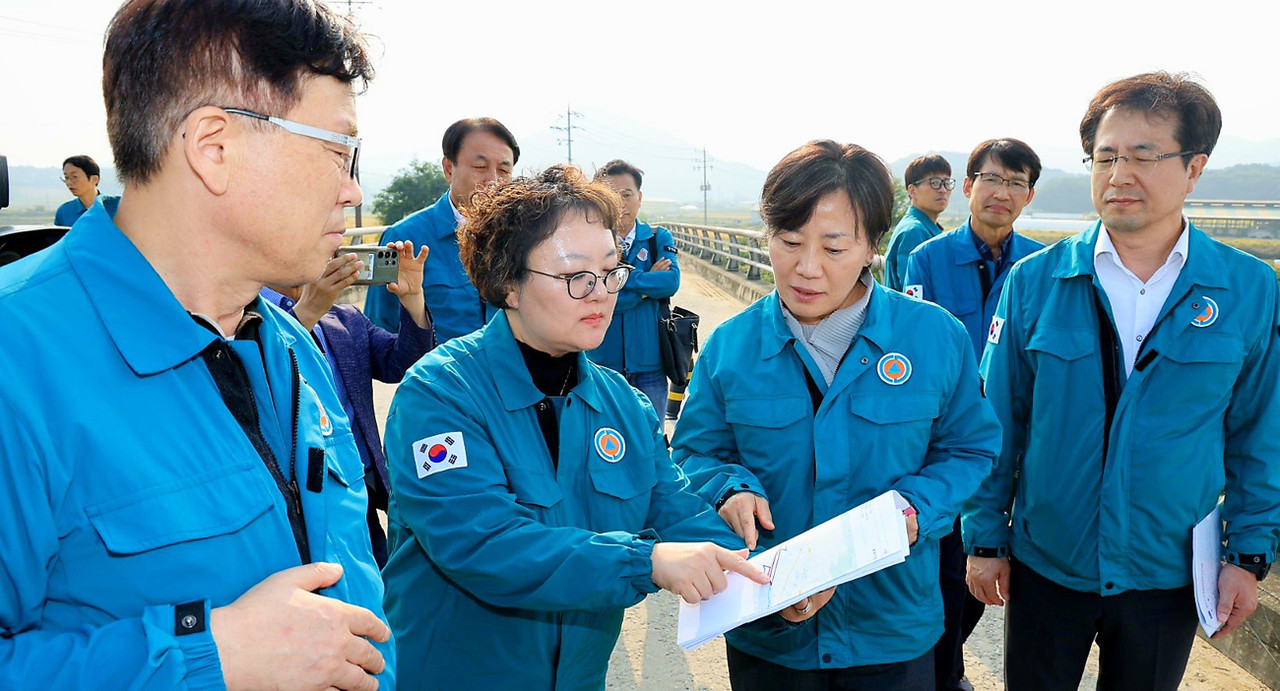 지난 11일 고병원성 조류인플루엔자 방역 현장 점검을 위해 경기도 소재 계란유통센터와 청미천을 방문한 송미령 농림축산식품부 장관. 송미령 장관은 이날 “조류인플루엔자가 발생할 경우 큰 피해가 우려되는 산란계 밀집단지에 대한 철저한 방역”을 주문하면서 “철새도래지 주변 도로 및 인근농가에 대해 소독과 축산차량과 축산인의 출입통제에 만전을 기해 줄 것”을 강조했다.