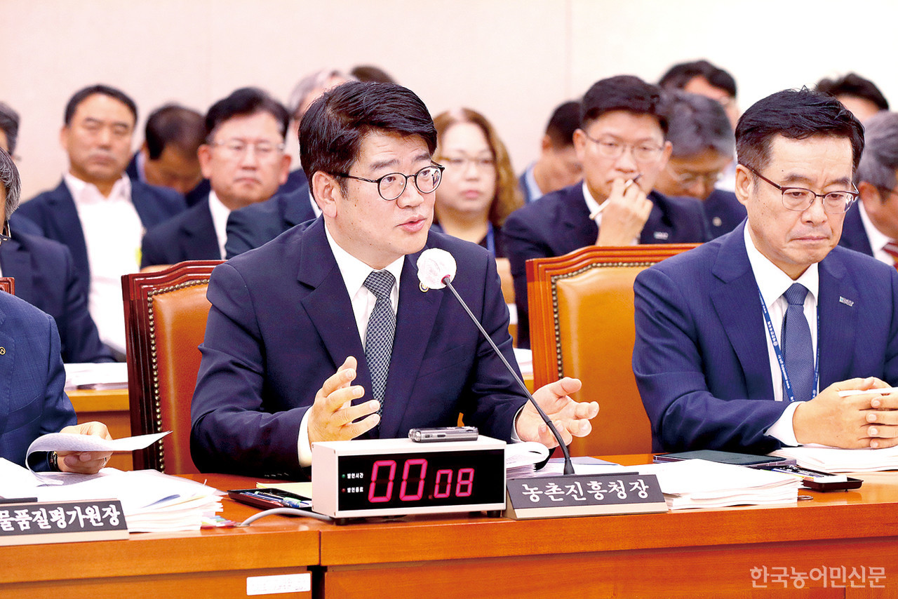 국회 농해수위의 농촌진흥청에 대한 국정감사에서 연구개발 예산, 가루쌀 정책 등이 주요 현안으로 다뤄진 가운데 권재한 농촌진흥청장이 의원들의 질의에 답변하고 있다. 