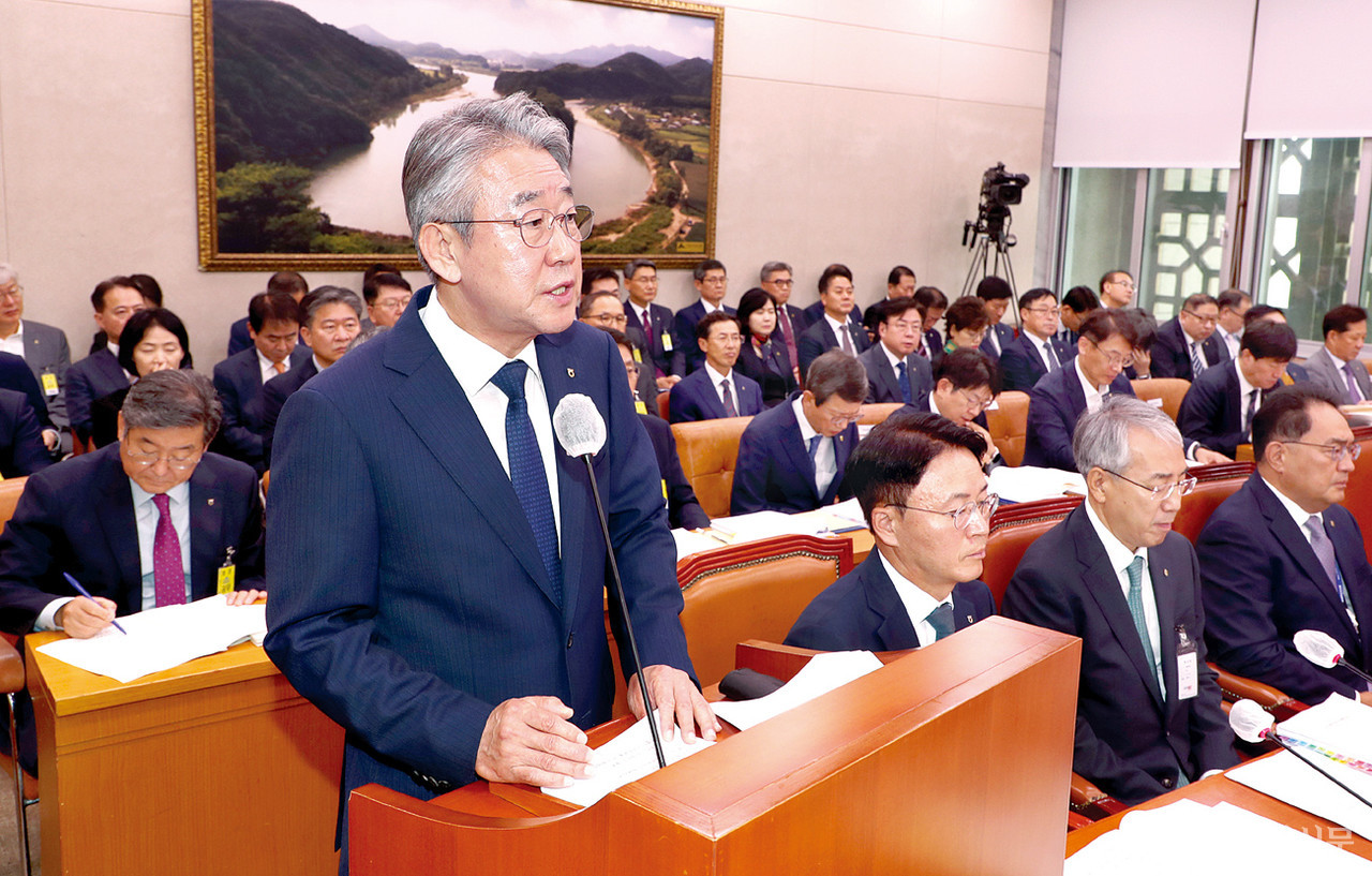 강호동 농협중앙회장이 국회 농해수위 국감에서 업무보고를 하고 있다.