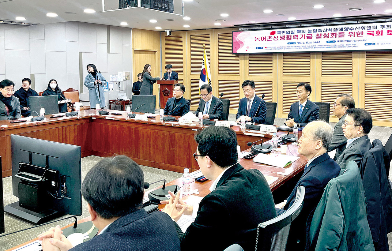 ‘농어촌상생협력기금 활성화를 위한 국회 토론회’가 5일 국민의힘 소속 정희용·조경태·박덕흠·이양수·김선교·서천호·김상욱 의원 주관으로 국회 의원회관 제2세미나실에서 열렸다. 이날 행사엔 추경호 의원과 박범수 농림축산식품부 차관, 송명달 해양수산부 차관 등 정부‧여당 관계자도 대거 참석했다. 