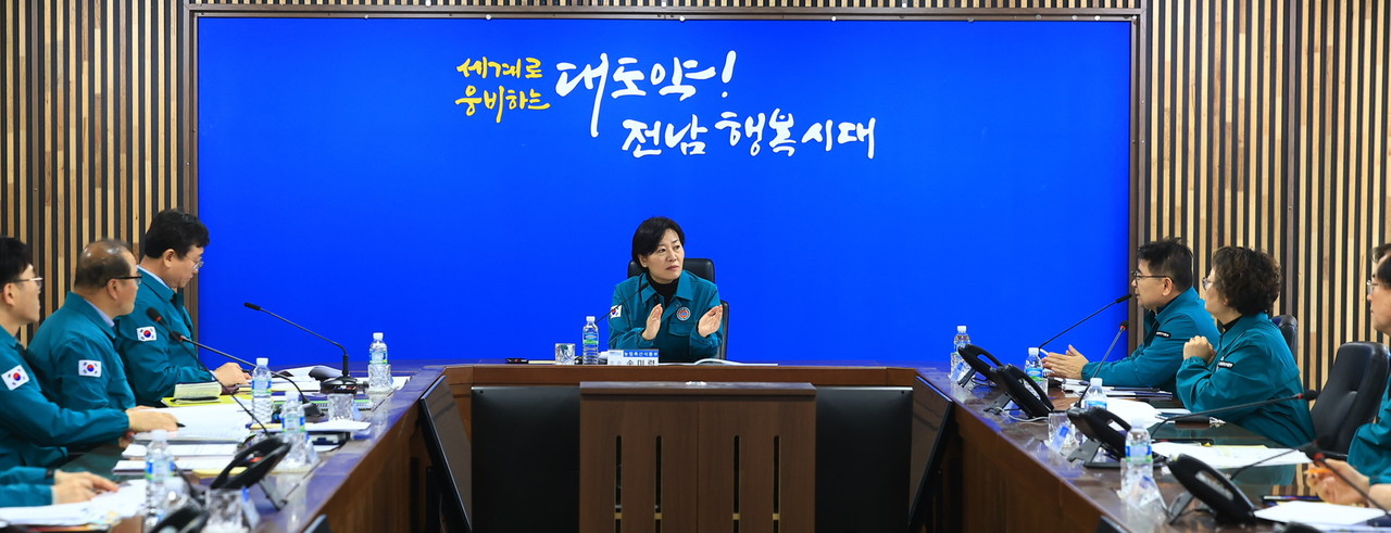 송미령 농림축산식품부 장관이 지난 17일 전남도청 가축방역상황실을 찾아 관계자들과 구제역 발생에 따른 방역상황을 점검했다. 