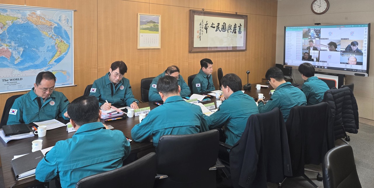 지난 14일 전남 영암 한우농가에서 발생한 구제역이 확산세를 보이고 있는 가운데 농협 축산경제가 범농협 긴급방역대책회의를 화상으로 열고 추가 확산 방지를 위한 대책을 논의했다.  