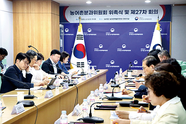 대통령소속 농어업‧농어촌특별위원회는 4월 9일 서울 종로구에서 ‘제6기 농어촌분과위원회(이하 농어촌분과위) 위원 위촉식’과 ‘제27차 농어촌분과위원회’를 진행했다.