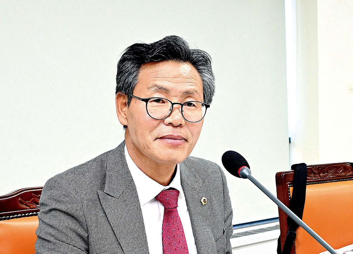 ‘농업·농촌 공익기능 증진 직접지불제도 운영에 관한 법률 개정 촉구 대정부 건의안’을 대표 발의한 장진영 경남도의회 의원(국민의힘, 합천, 농해양수산위원회).