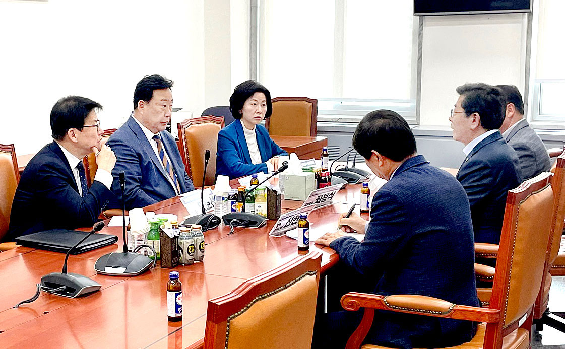 최흥식 한국후계농업경영인중앙연합회장(오른쪽 가운데)과 한농연 임원진이 16일 국회를 방문, 어기구 농해수위원장(왼쪽 가운데)과 더불어민주당 송옥주·임호선 의원 등을 만나 추경에 농정 주요 현안 사업 반영을 당부했다.