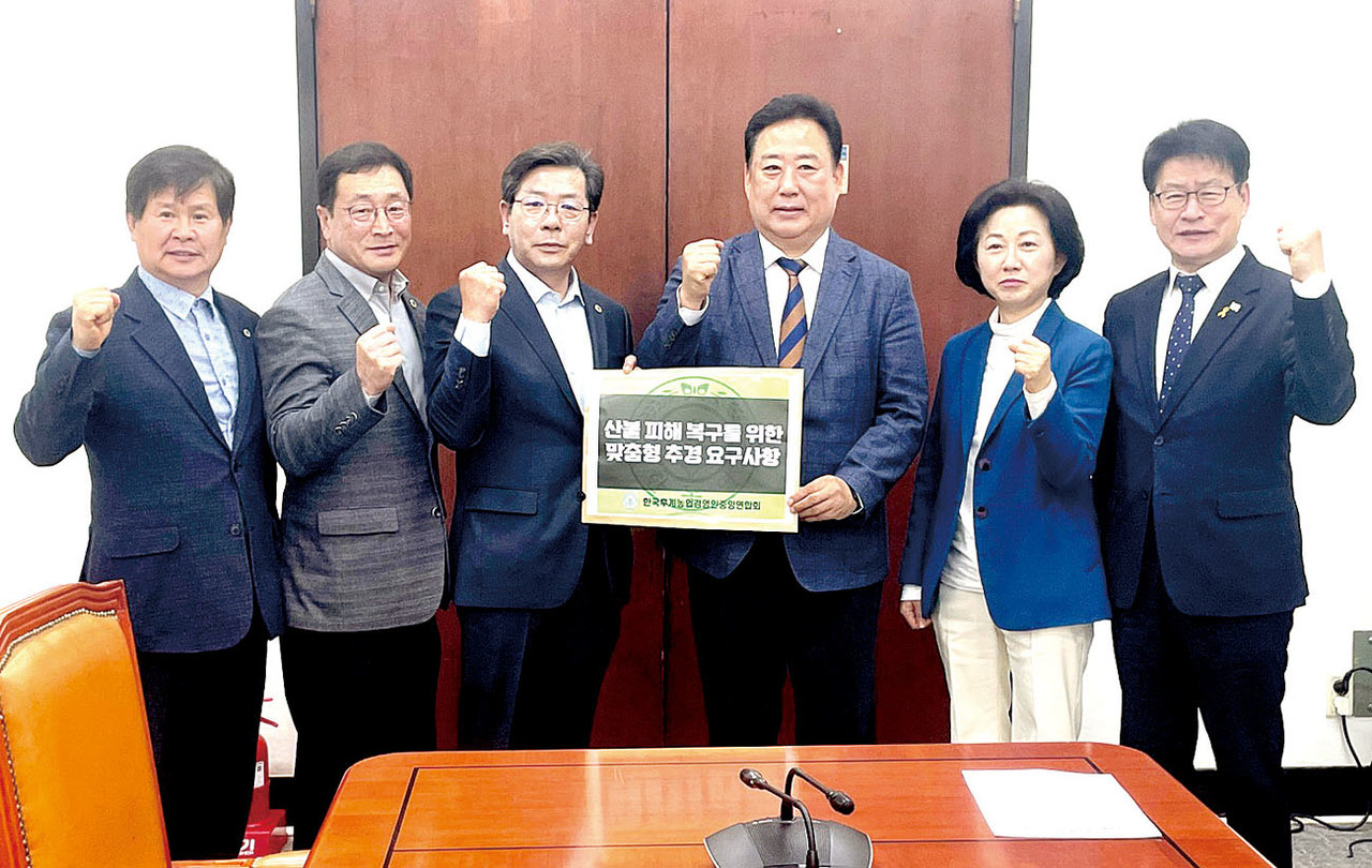 한농연은 국회 농해수위 등에 추경 요구사항을 전달했다. 사진 왼쪽부터 한농연 신현유 정책연구소장, 현진성 정책부회장, 최흥식 회장, 국회 어기구 농해수위원장, 송옥주 의원, 임호선 의원