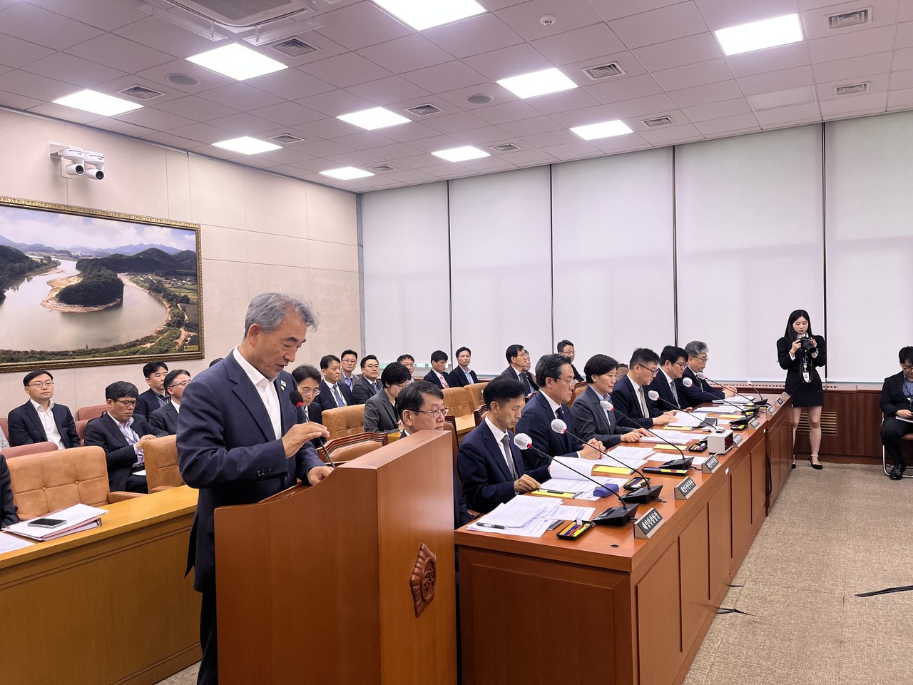 국회 농해수위 위원들은 24일 전체회의를 열고 무기질비료, 농업용 전기료 등을 추경안에 담아 증액, 의결했다. 농해수위 예결소위원장인 윤준병 더불어민주당(전북 정읍·고창) 의원이 추경안 의결 보고를 진행 중이다.
