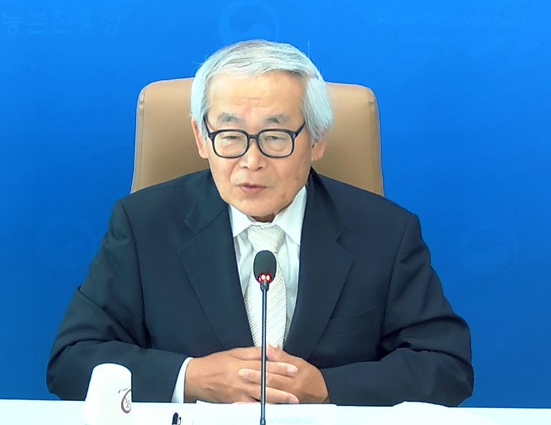 ‘일본의 쌀 가격 급등의 배경과 산지 및 소비지에의 영향’을 주제로 발표하고 있는 후지시마 히로지 도쿄농업대학 명예교수.