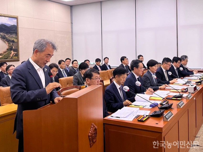 1차 추경과 관련 4월 24일 국회 농해수위 전체회의(사진)에선 정부안에 더해 무기질비료, 농업용 전기료 등을 추경안에 담아 증액, 의결했다. 하지만 다수의 농업 사업 예산이 본회의를 통과하지 못했다.