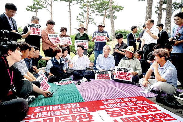 김민석 신임 국무총리가 4일 임명 직후 서울 용산 대통령실 앞에서 농성 중인 농민단체를 만나 의견을 나누고 있다.