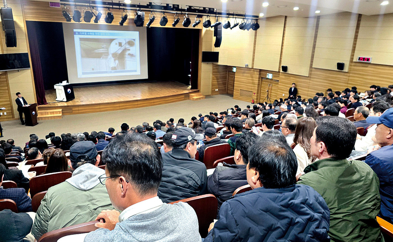 사진은 3월 11일 농식품부가 개최한 2025년 가루쌀 생산단지 사업설명회로, 이 자리에선 가루쌀 안정생산 추진 등이 발표됐다. 하지만 불과 몇개월도 되지 않아, 농식품부는 가루쌀 재배 축소 방침을 밝혀 농가를 혼란스럽게 하고 있다.