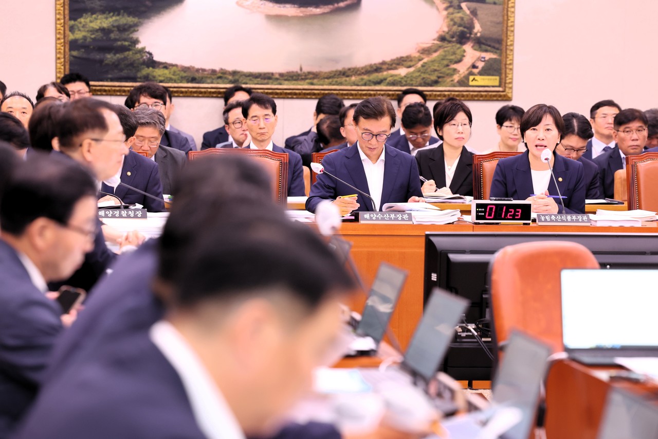 송미령 농식품부 장관이 국회 농해수위 결산 심사에 참석해 의원들의 질의에 답변하고 있다. 