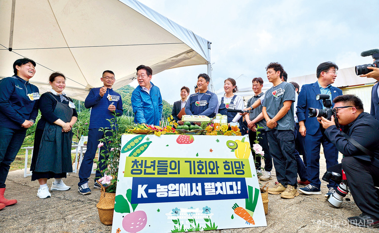 이재명 대통령이 16일 세종 관내 복숭아 농장에서 청년농 간담회를 진행하며 현장 애로사항을 경청하고 농식품부 등에 대책 마련을 지시했다. 간담회에 앞서 이 대통령이 청년농들이 생산·가공한 농식품을 보며 대화를 나누고 있다. 사진=대통령실