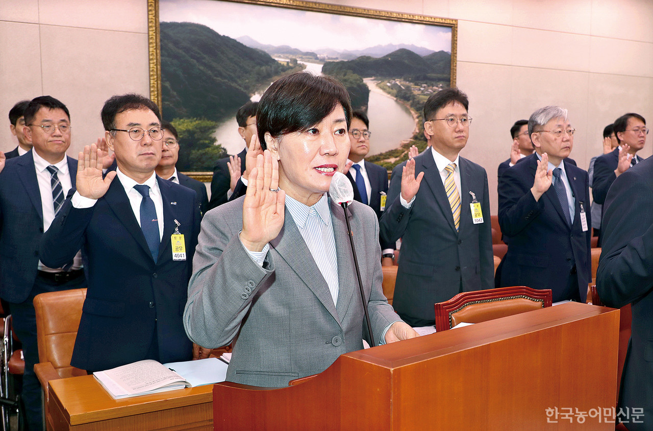 국회 농림축산식품해양수산위원회가 14일 농식품부를 시작으로 소관 기관에 대한 2025년 국정감사를 시작했다. 송미령 농식품부 장관이 국정감사 증인 선서를 하고 있다. 김흥진 기자