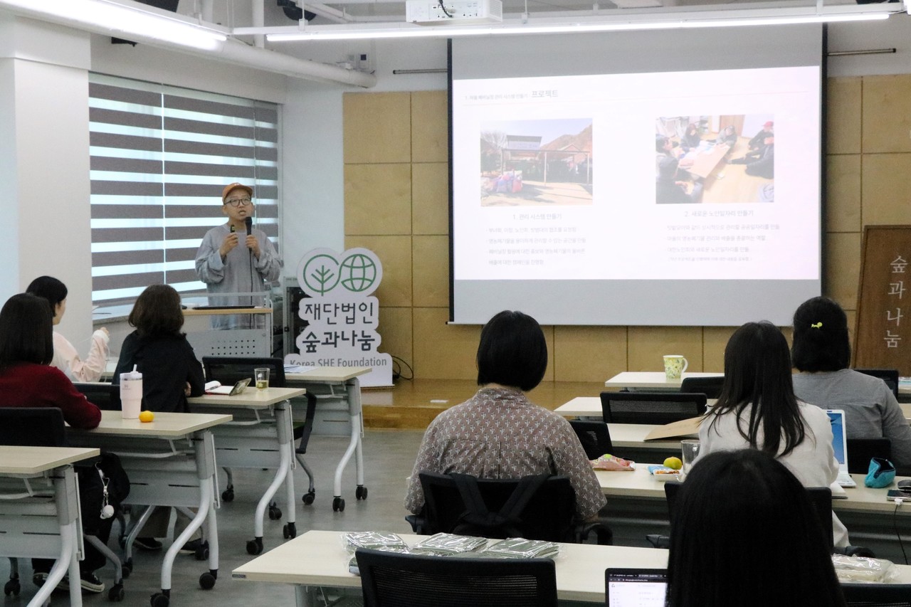 김인호 삼삼은구 대표가 오리엔테이션에서 올해 사업계획을 말하고 있다. 
