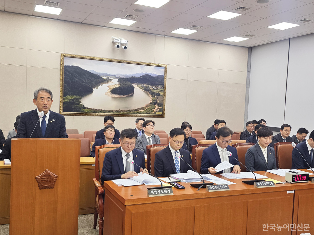 13일 국회 농해수위 전체회의에서 윤준병 농해수위 예산결산심소소위원장이 예산안이 증액된 주요 사업을 설명하고 있다. 