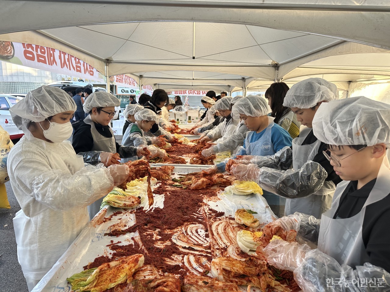 춘천시 보듬아동센터의 아이들이 김장체험을 하고 있는 모습.