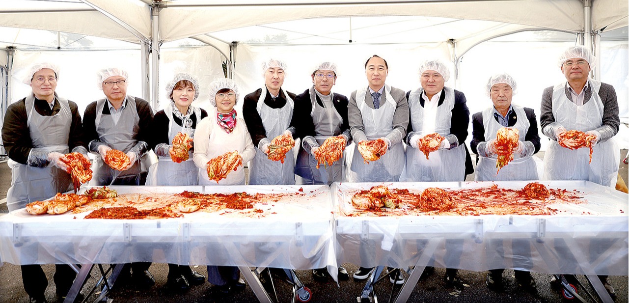 한국후계농업경영인강원특별자치도연합회는 강원특별자치도의 우수한 농산물 홍보 및 소비촉진, 김장문화와 김치의 우수성 등을 알리기 위해 제11회 김치담그기 한마당 행사를 진행했다.