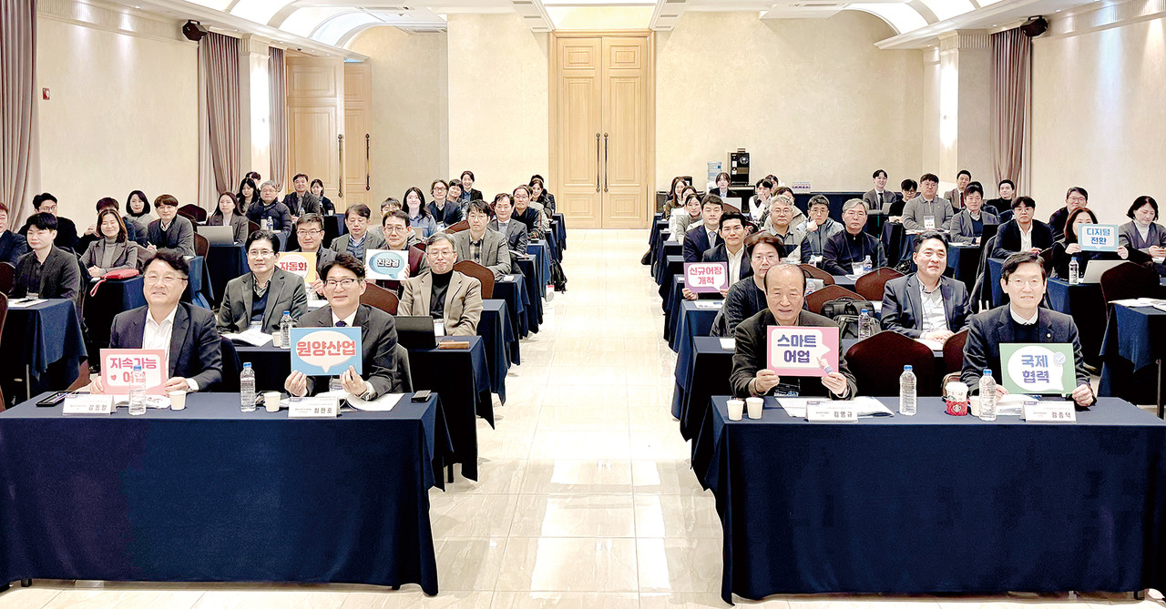 해양수산부가 18~19일 대전 KW컨벤션에서 ‘K-원양 글로벌 리더 도약을 위한 워크숍’을 개최했다. 이날 행사엔 김종덕 한국수산자원공단 이사장(우측 첫 번째)과 김영규 한국원양산업협회장(두 번째), 최현호 해수부 수산정책실장(세 번째), 강동양 원양산업과장(네 번째) 등 내빈 80여명이 참석했다. 